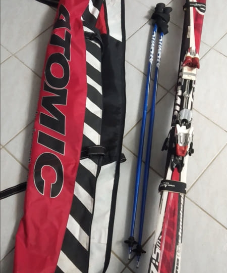 Skije s vezovima, štapovi i torba