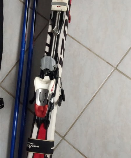 Skije s vezovima, štapovi i torba