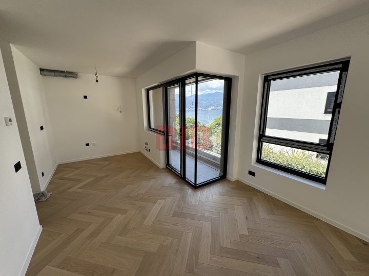 Bivio, luksuzan stan u urbanoj vili, 1. kat, okućnica 118,24m2