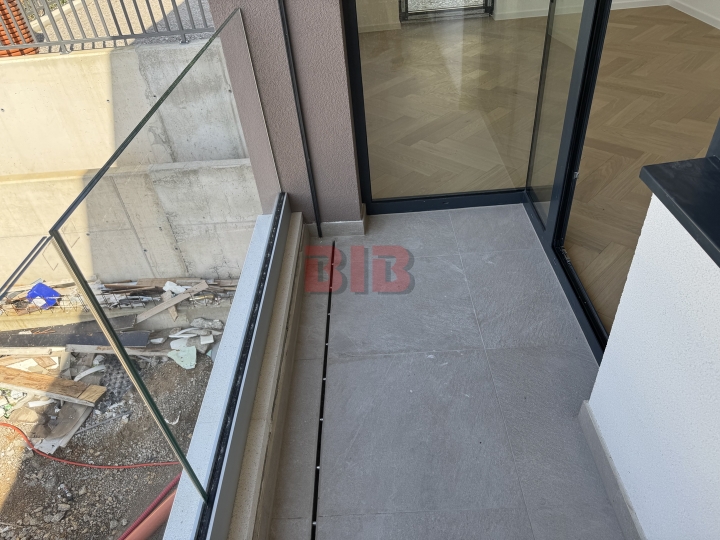 Bivio, luksuzan stan u urbanoj vili, 1. kat, okućnica 118,24m2