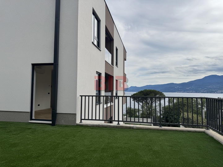 Bivio, luksuzan stan u urbanoj vili, 1. kat, okućnica 118.24m2