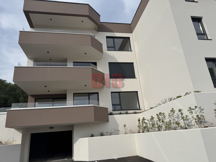 Bivio, luksuzan stan u urbanoj vili, 1. kat, okućnica 118.24m2