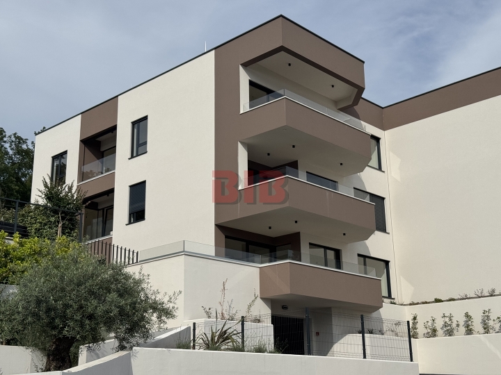 Bivio, luksuzan stan u urbanoj vili, 1. kat, okućnica 118.24m2