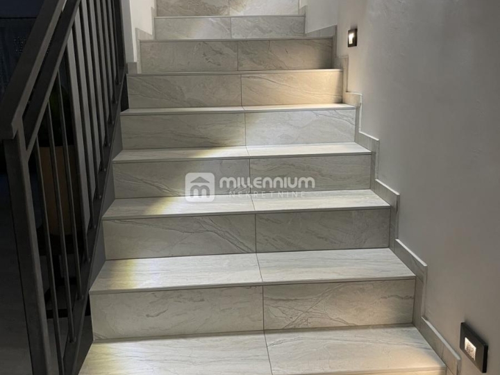 Marinići, 135m2, lijepi dvoetažni 3S+DB, 4 balkona, parking