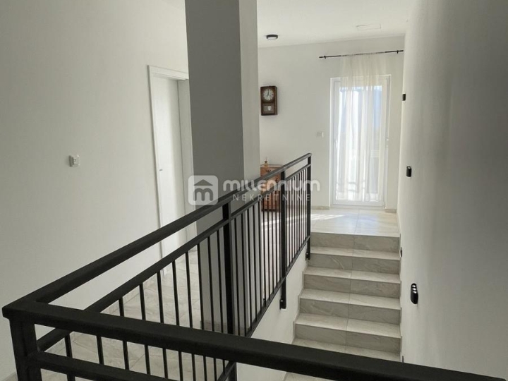 Marinići, 135m2, lijepi dvoetažni 3S+DB, 4 balkona, parking