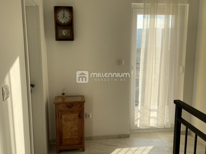 Marinići, 135m2, lijepi dvoetažni 3S+DB, 4 balkona, parking