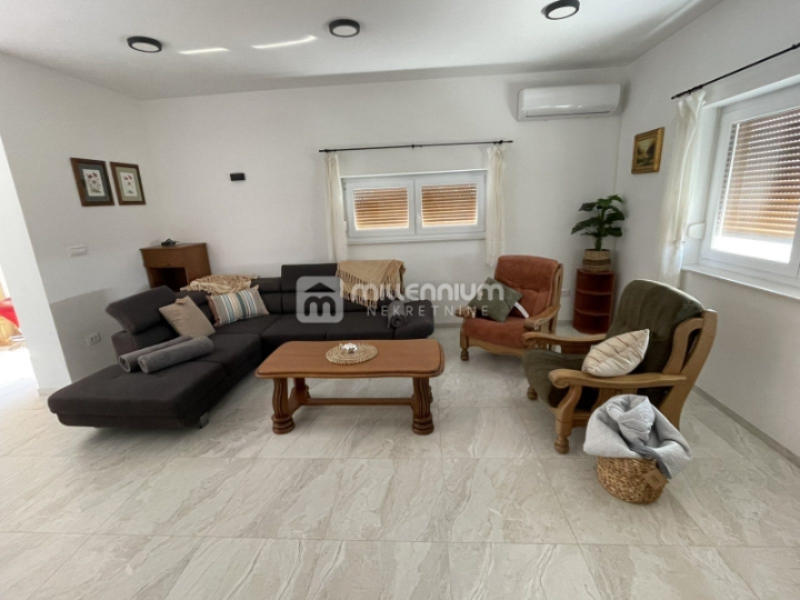 Marinići, 135m2, lijepi dvoetažni 3S+DB, 4 balkona, parking