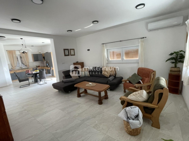 Marinići, 135m2, lijepi dvoetažni 3S+DB, 4 balkona, parking