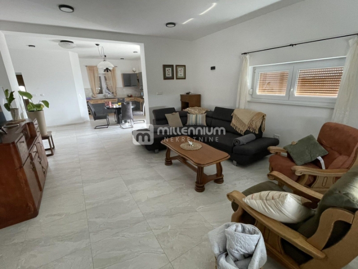 Marinići, 135m2, lijepi dvoetažni 3S+DB, 4 balkona, parking