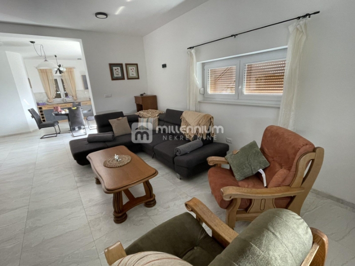 Marinići, 135m2, lijepi dvoetažni 3S+DB, 4 balkona, parking