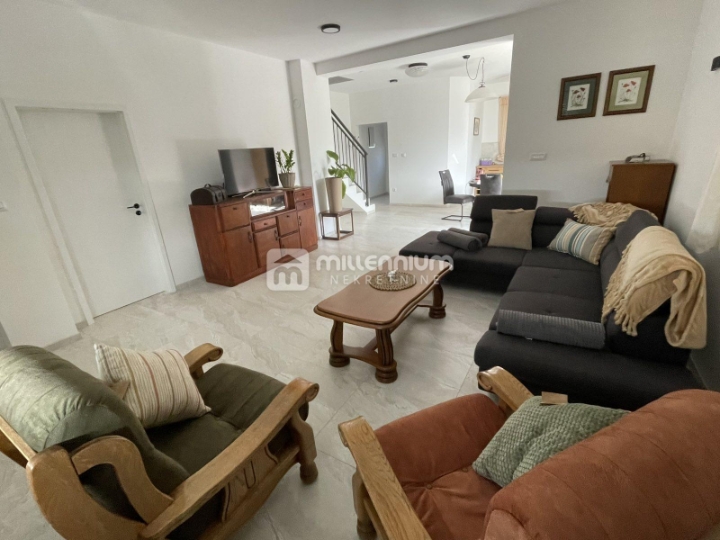 Marinići, 135m2, lijepi dvoetažni 3S+DB, 4 balkona, parking