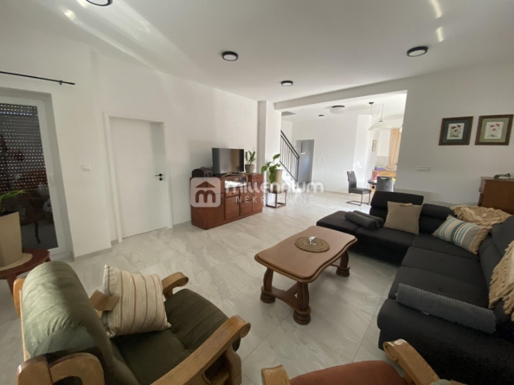 Marinići, 135m2, lijepi dvoetažni 3S+DB, 4 balkona, parking