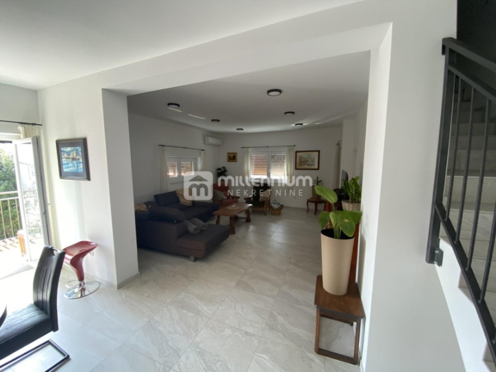 Marinići, 135m2, lijepi dvoetažni 3S+DB, 4 balkona, parking