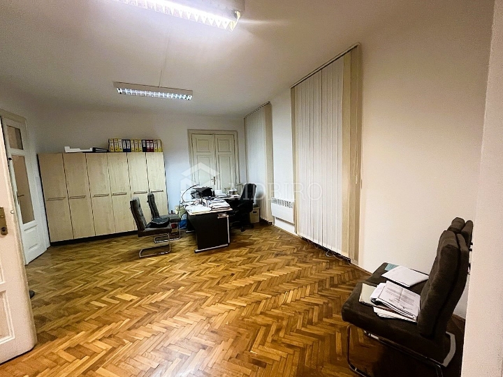 Centar grada, 2. kat, lift, tri balkona
