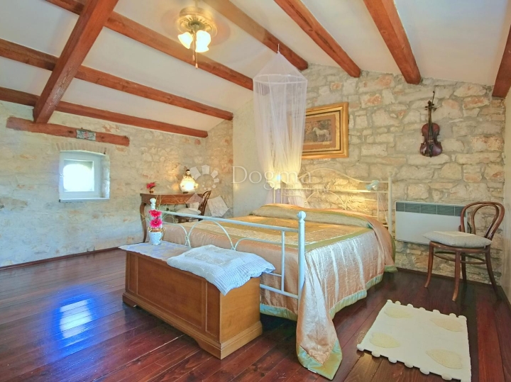 Poreč, autohtona kamena kuća s pogledom na more i bazenom