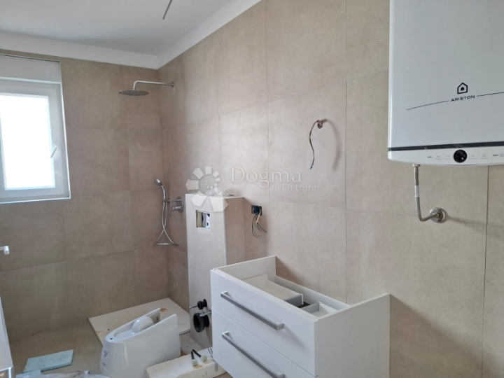 Poreč - stan u novogradnji s vrtom i pogledom na more