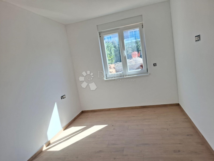Poreč - stan u novogradnji s vrtom i pogledom na more