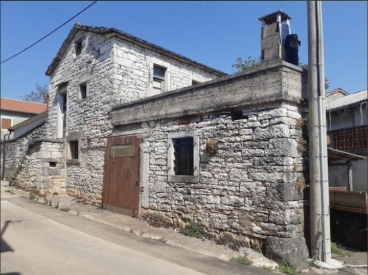 Kamena kuća za renovaciju u Pilatima