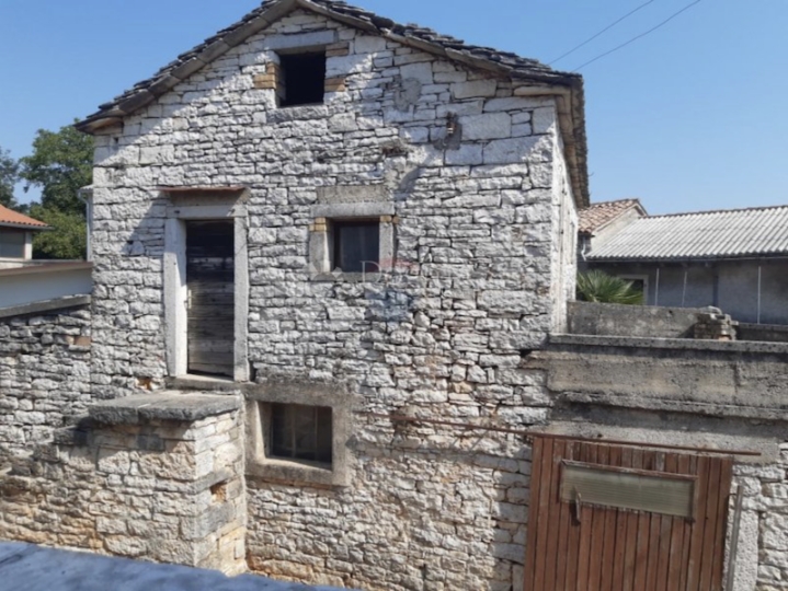 Kamena kuća za renovaciju u Pilatima
