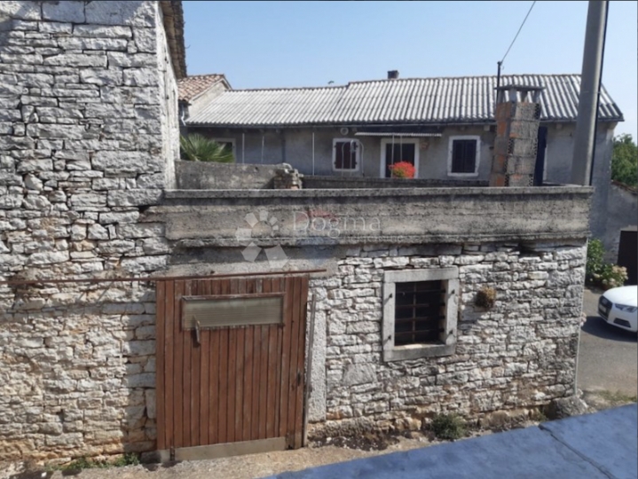 Kamena kuća za renovaciju u Pilatima