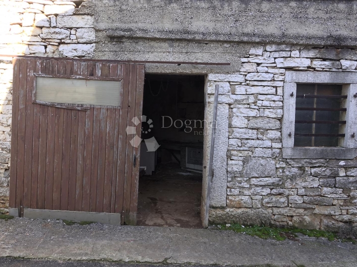 Kamena kuća za renovaciju u Pilatima