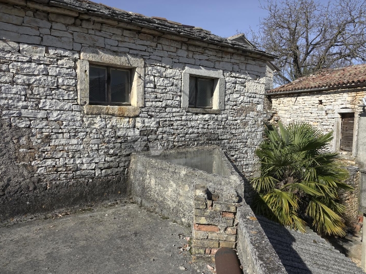 Kamena kuća za renovaciju u Pilatima