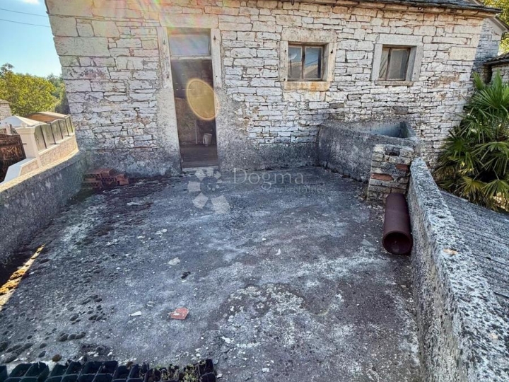 Kamena kuća za renovaciju u Pilatima