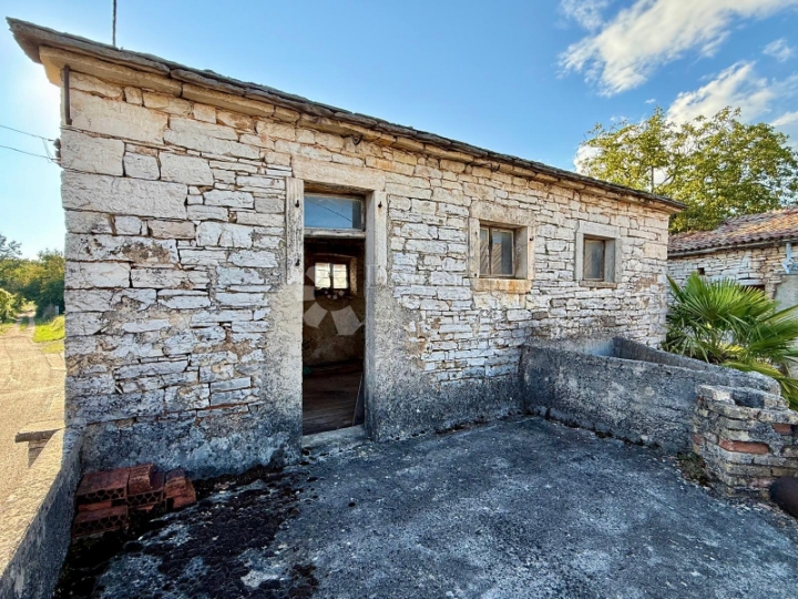 Kamena kuća za renovaciju u Pilatima
