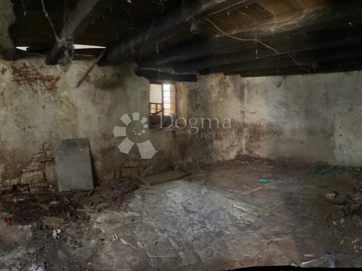 Kamena kuća za renovaciju u Pilatima