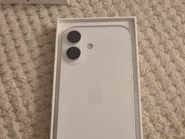 Prodajem Iphone 16, bijeli