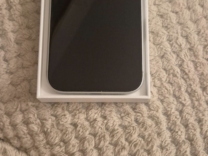 Prodajem Iphone 16, bijeli