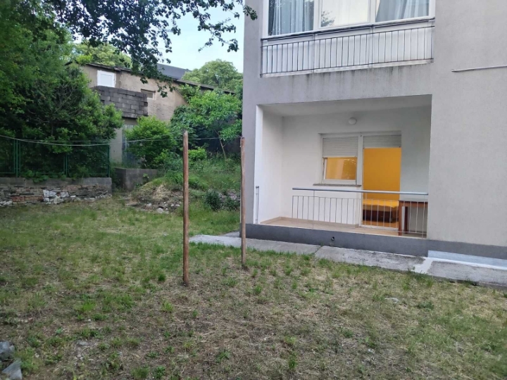 Najam stan, Pećine