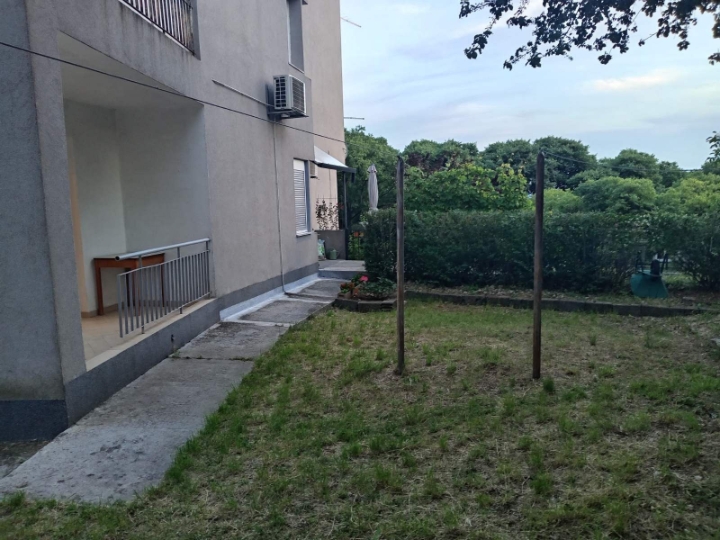 Najam stan, Pećine