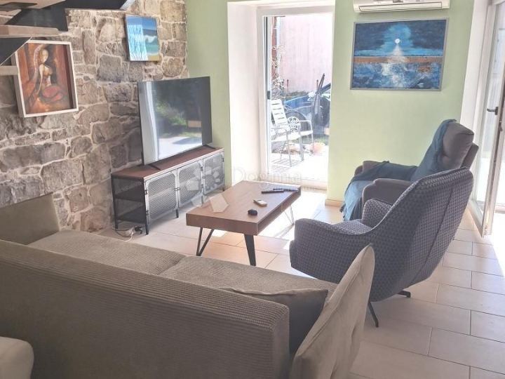 Labin,1 km od mora. kamena kuća u nizu s pogledom na more
