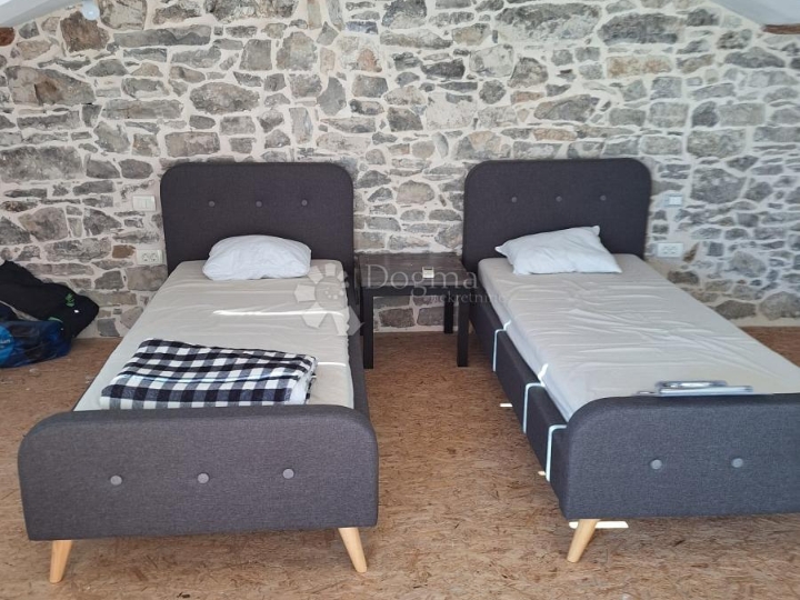 Labin,1 km od mora. kamena kuća u nizu s pogledom na more