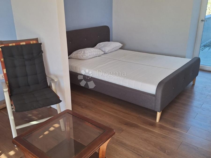 Labin,1 km od mora. kamena kuća u nizu s pogledom na more