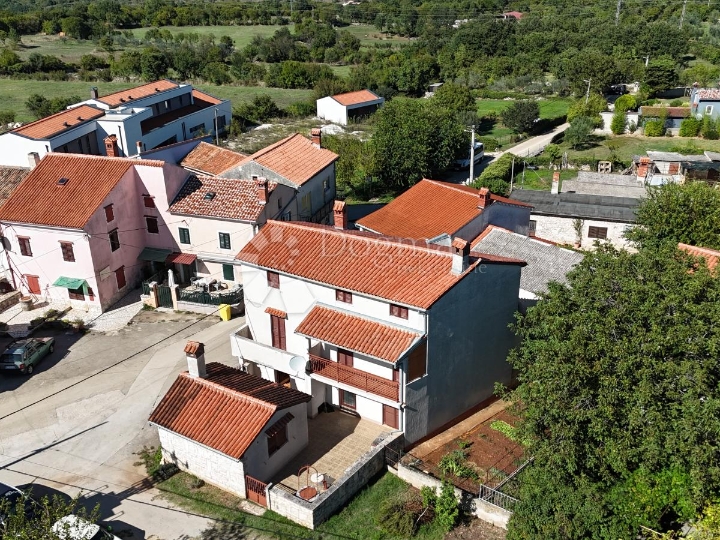 Duplex - Dvije kuće s ljetnom kuhinjom i garažom