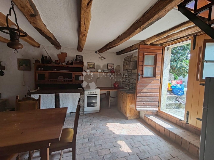 Motovun - autohtona kamena kuća s pogledom na Motovun