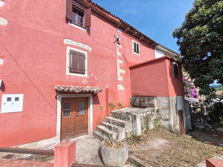 Motovun - autohtona kamena kuća s pogledom na Motovun