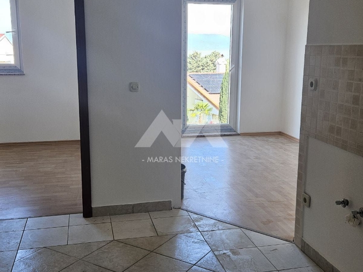 Njivice, apartman na odličnoj lokaciji