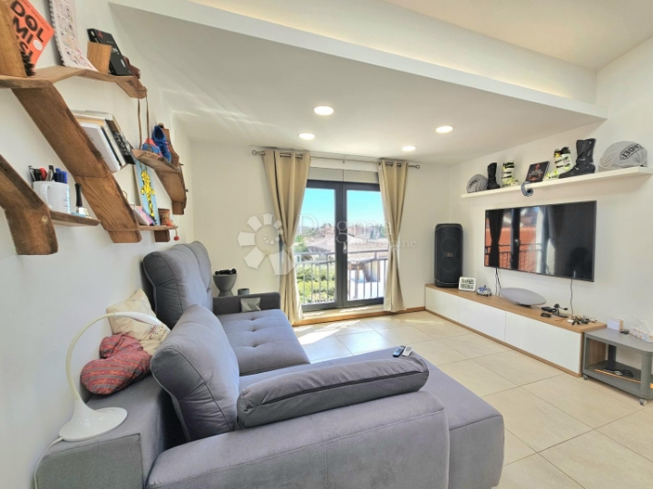 54m2, open space, 1. red do mora, pored ACI marine