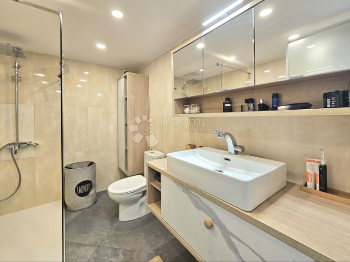 54m2, open space, 1. red do mora, pored ACI marine