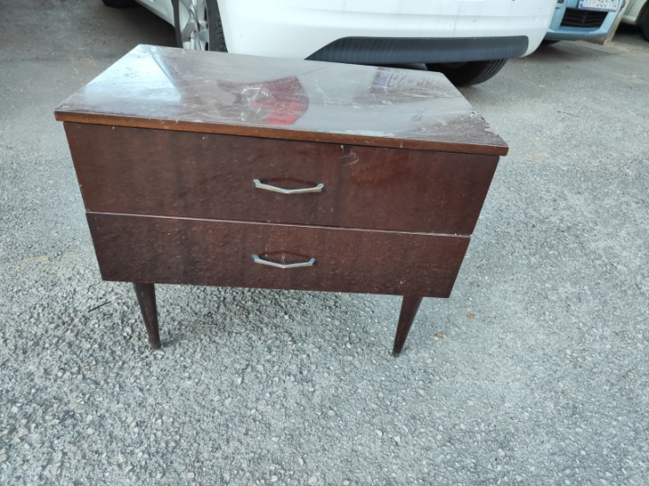 Starinski noćni ormarić