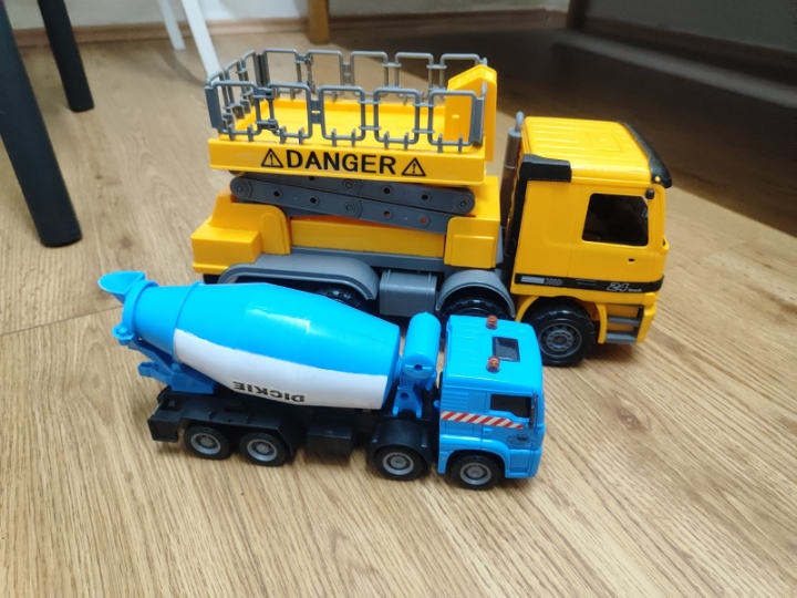 Dječje vozilo i autići