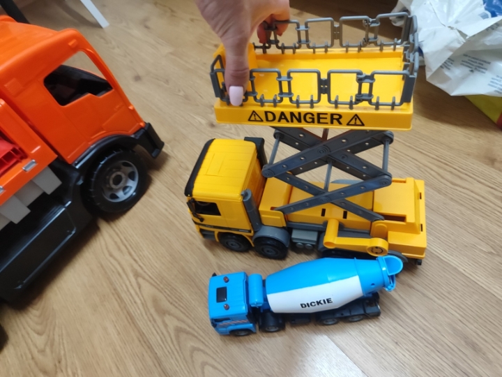 Dječje vozilo i autići