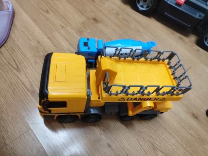 Dječje vozilo i autići