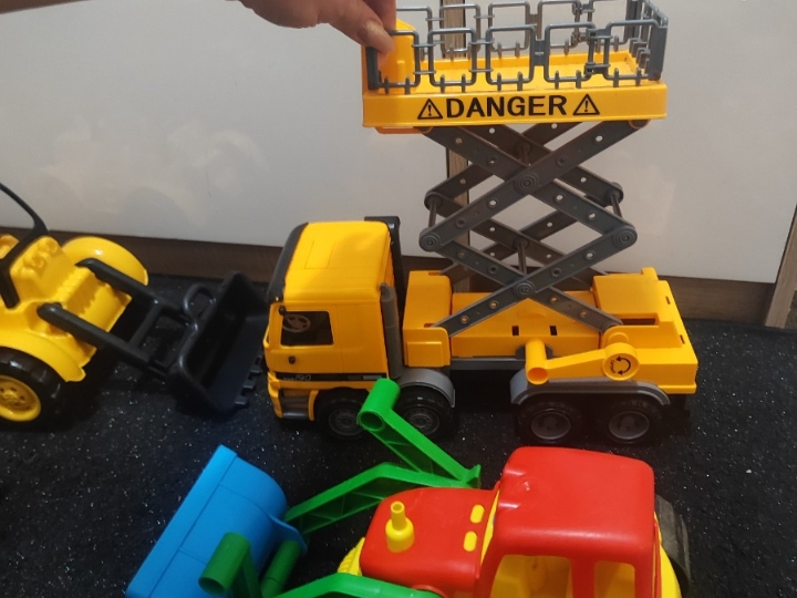 Dječje vozilo i autići