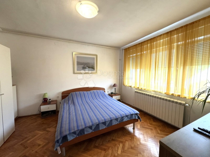 Prostran trosoban stan + garsonjera, centar Bjelovara