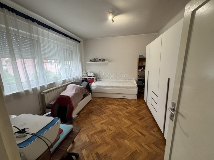 Prostran trosoban stan + garsonjera, centar Bjelovara