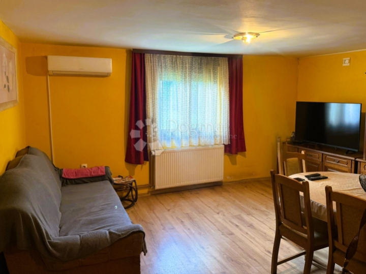 Kuća s gospodarskom zgradom, terasom i vrtom